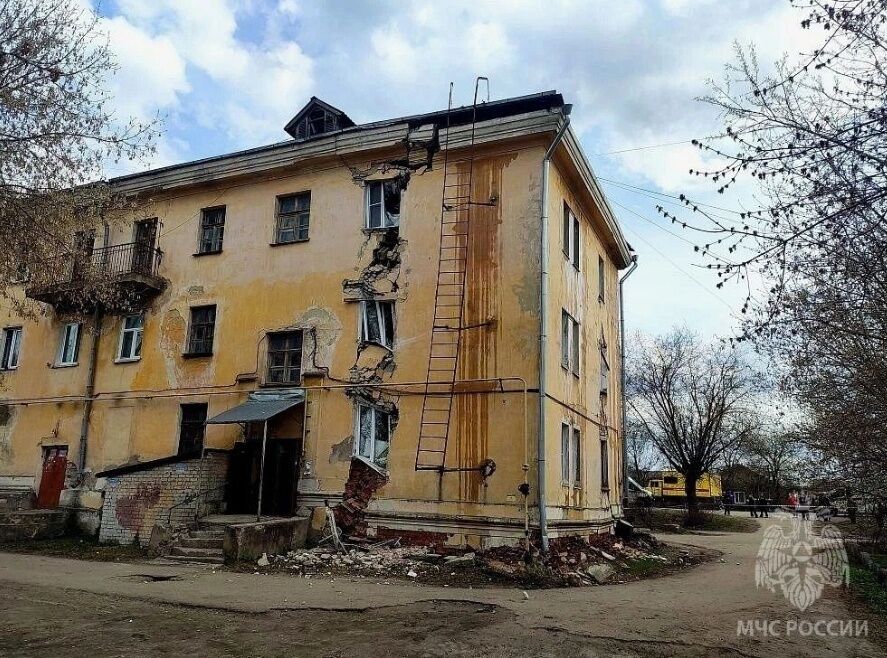 Предварительной причиной повреждения дома в Балахне назвали просадку фундамента - фото 1