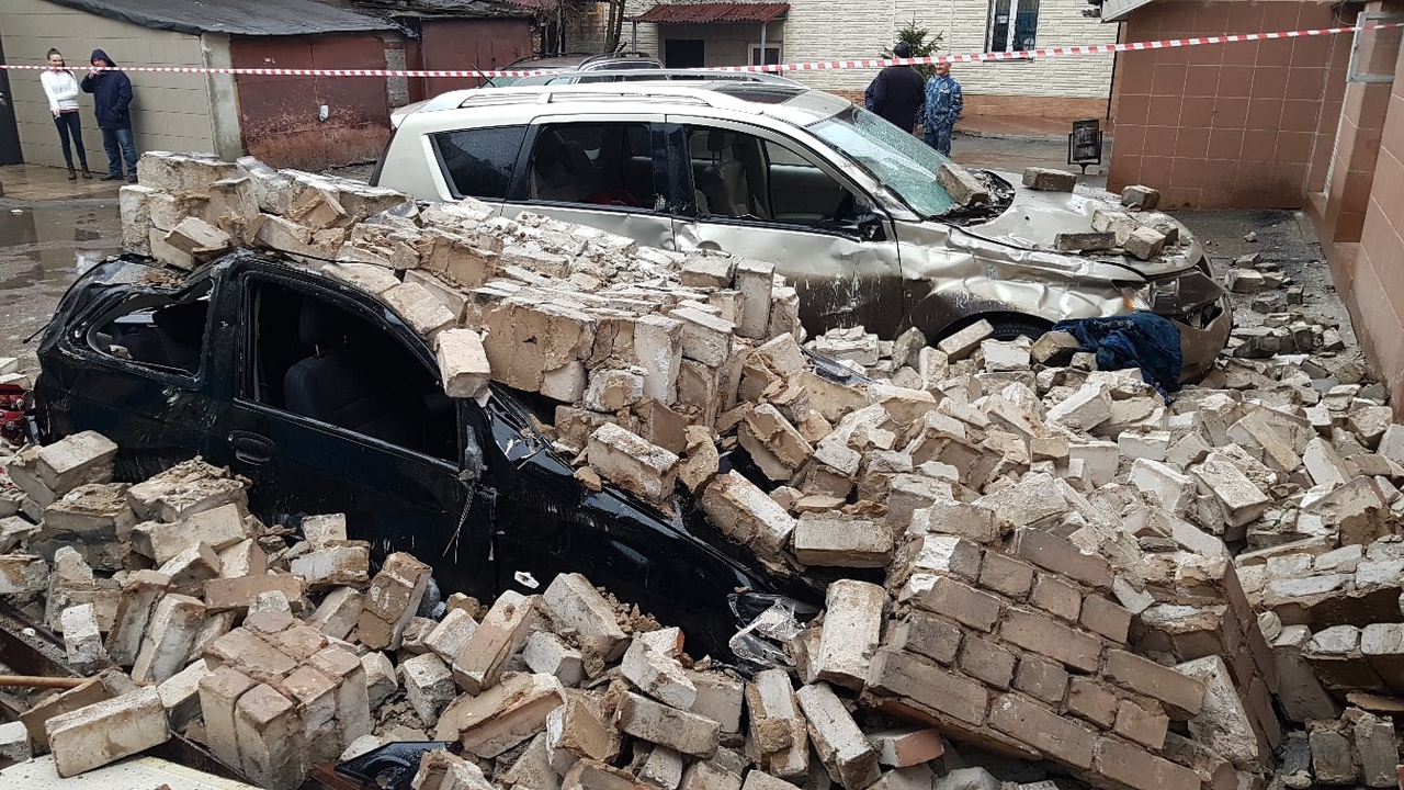 Кирпичная стена упала и завалила автомобили в Канавинском районе - фото 1
