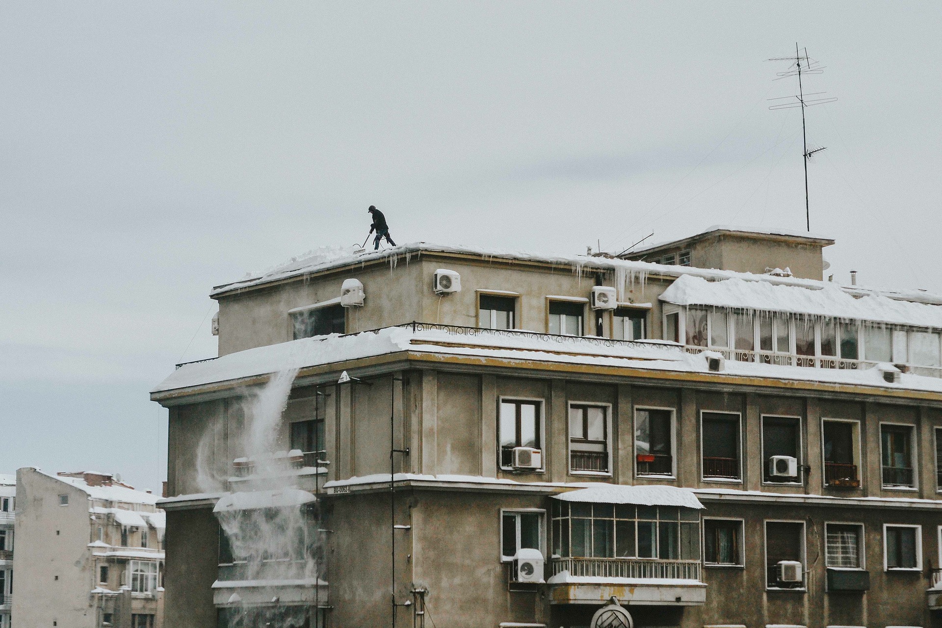 Сотрудник коммунальной службы упал в крыши многоквартирного дома в Нижнем Новгороде  - фото 1