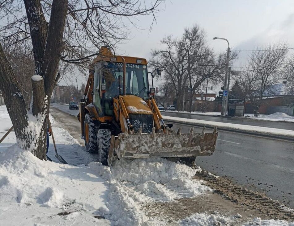В Ростове-на-Дону ликвидируют последствия снегопада - Фото 1