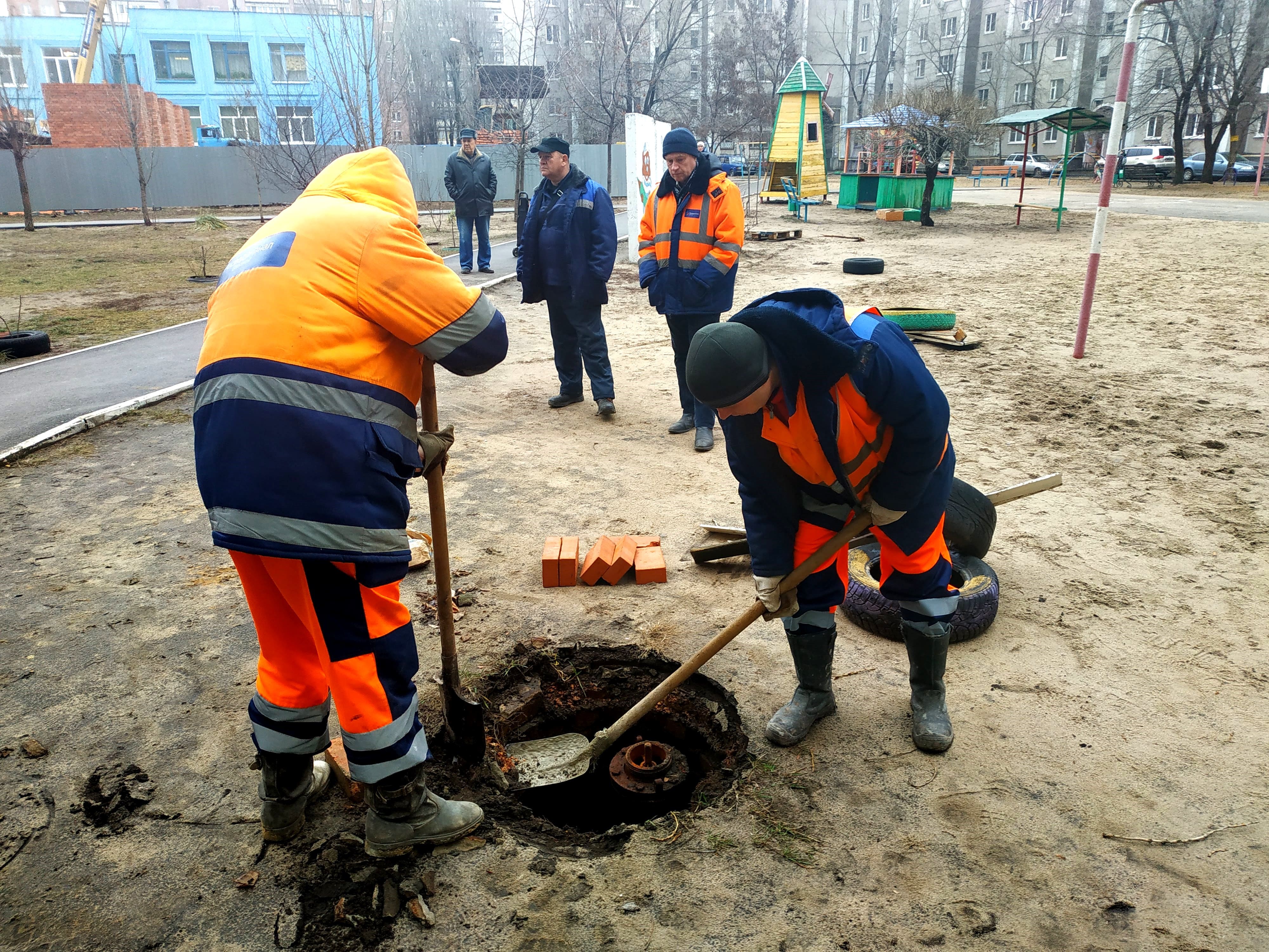 Специалисты водоканала восстанавливают пропавшие крышки колодцев - фото 1