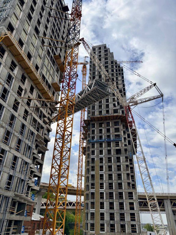 Парящий мост появился между «Благовещенскими башнями» на Черниговской - фото 1