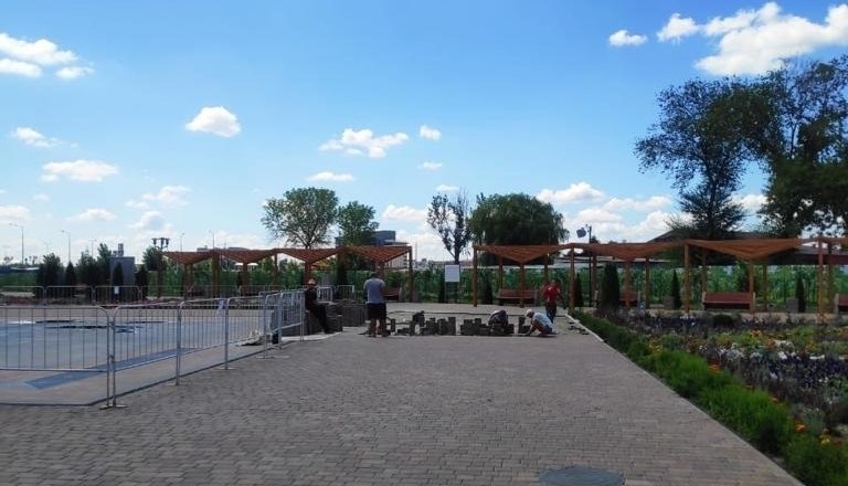 Провалы у фонтана в парке «Левобережный» устранит подрядчик