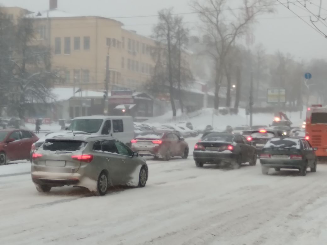 Метель, снегопад и ветер парализовали движение в Нижнем Новгороде - фото 2