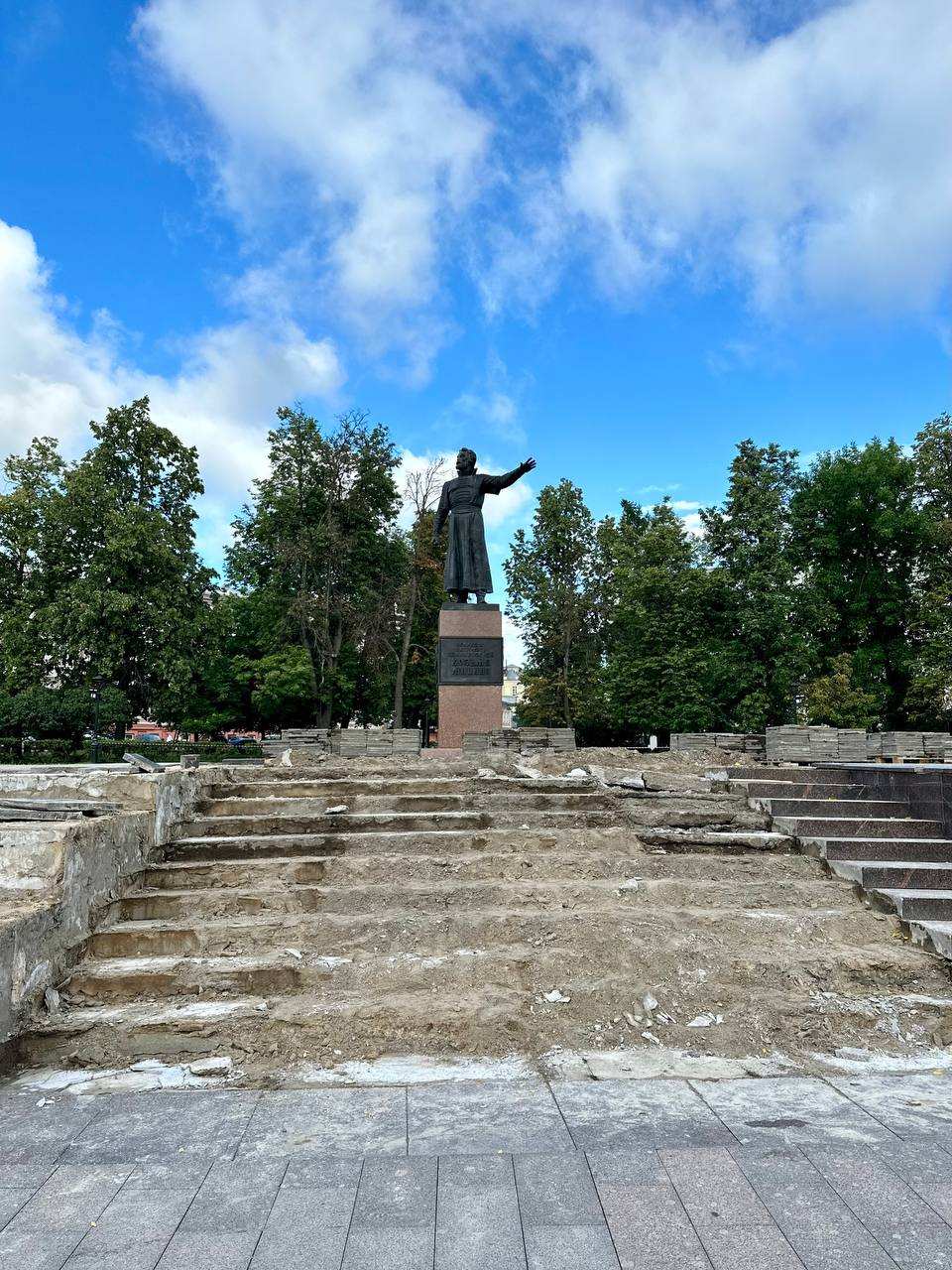 Ремонт площадки начался у памятника Минину в Нижнем Новгороде  - фото 1