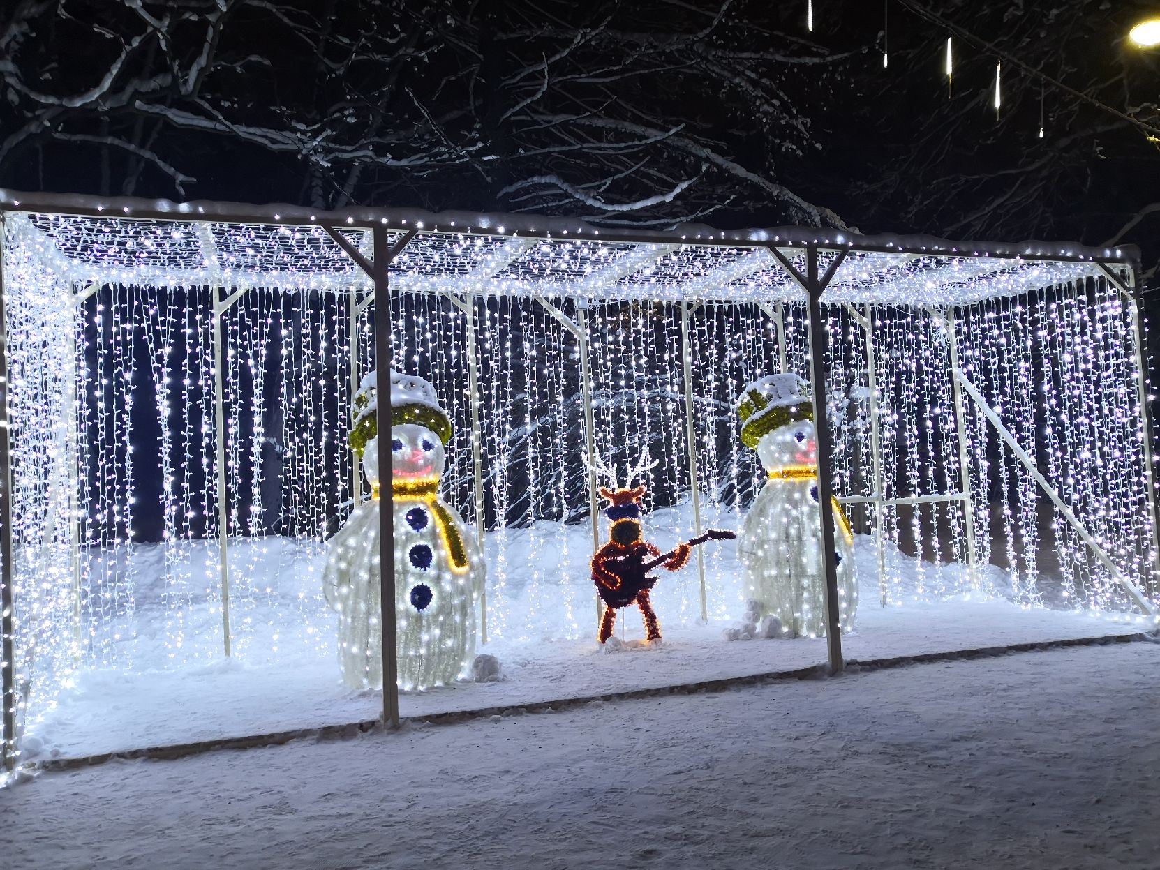 Украшение улиц Нижнего Новгорода к новогодним праздникам подходит к концу - фото 1