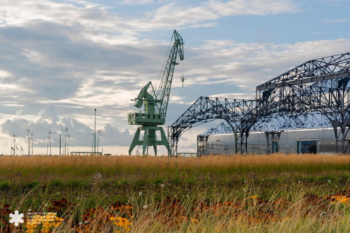 Портовый кран почти установили на Стрелке в Нижнем Новгороде